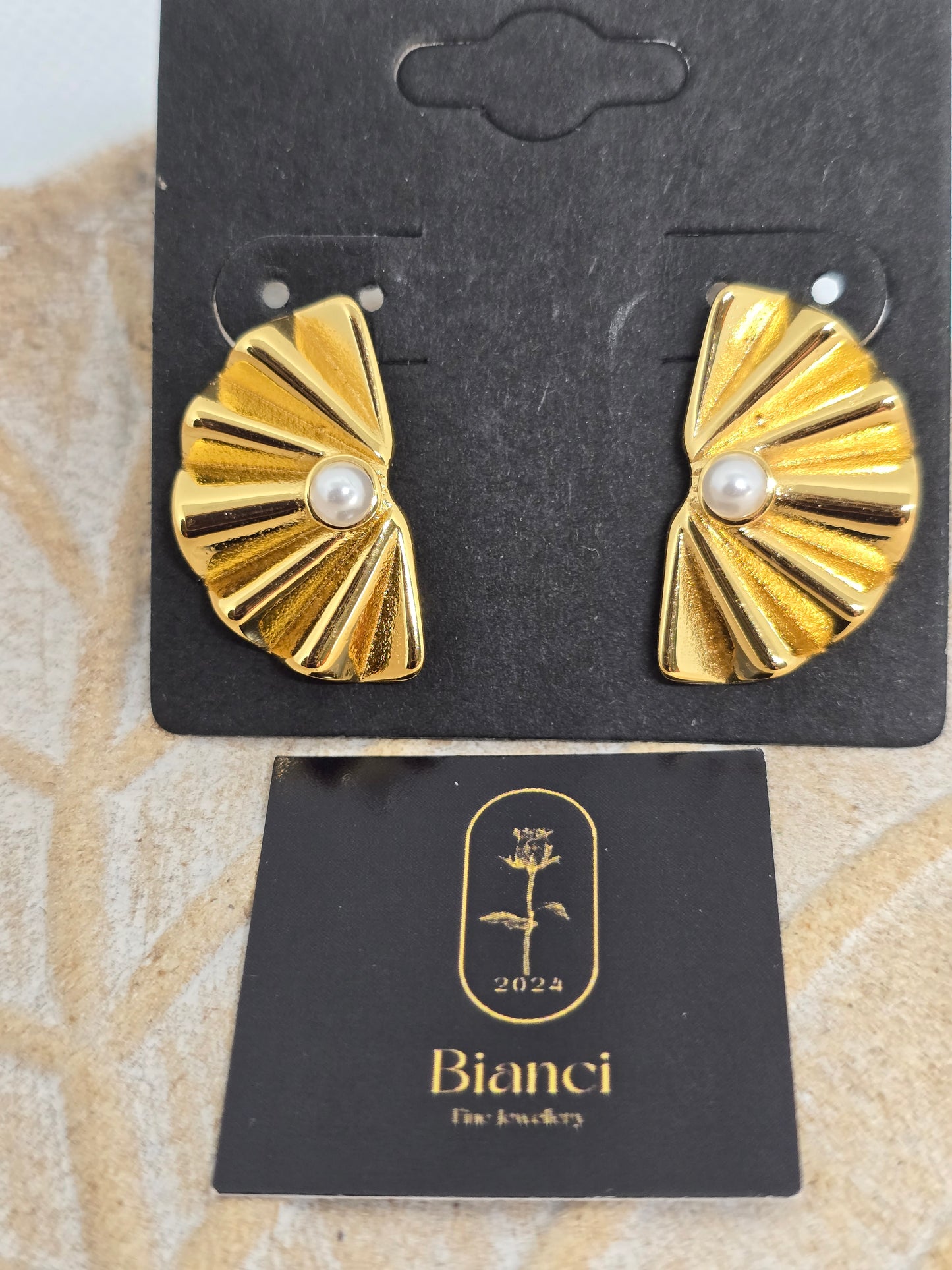 Half gold flower with pearl earrings - By Bianci