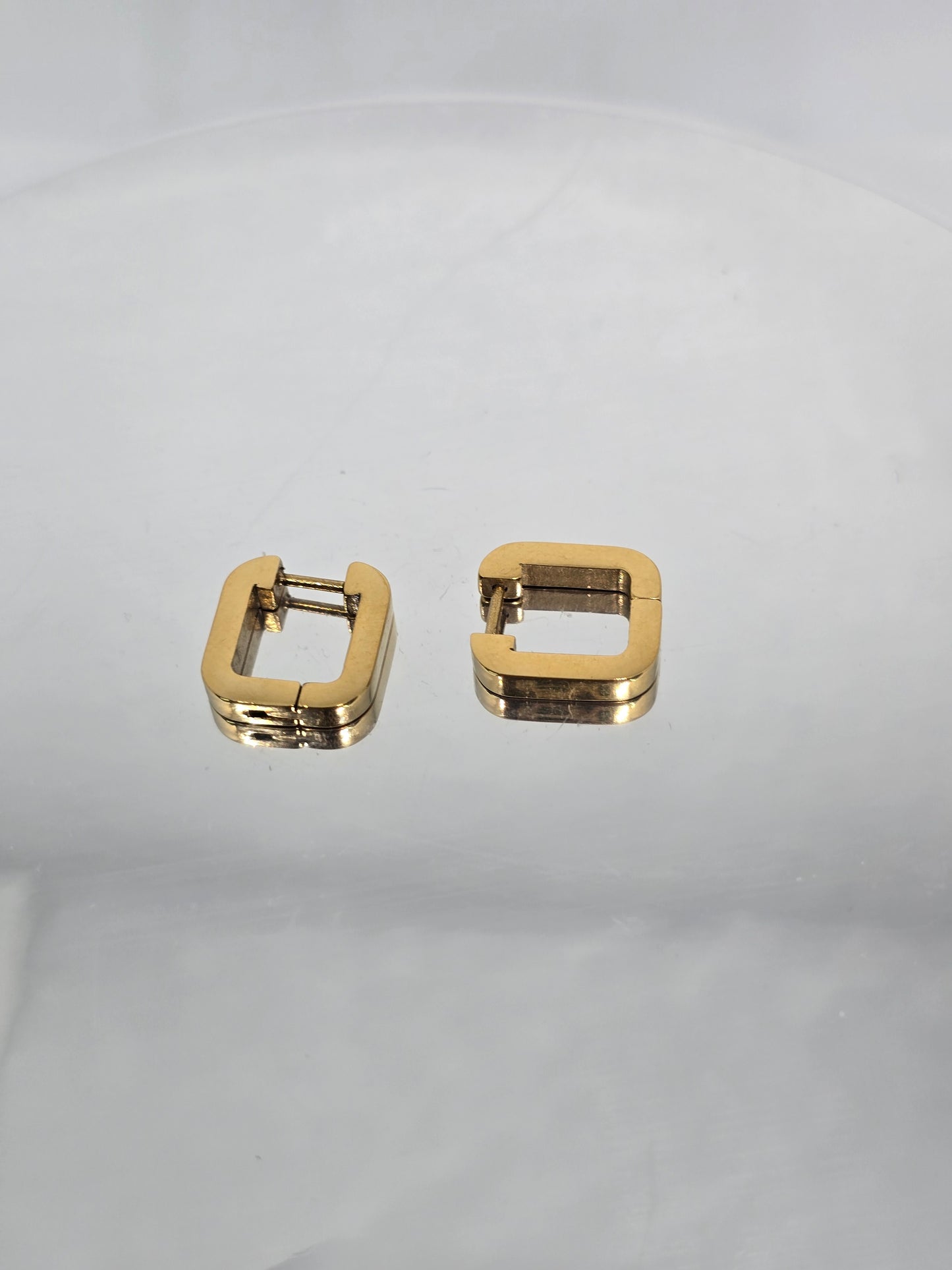 Gold square earrings - By Bianci