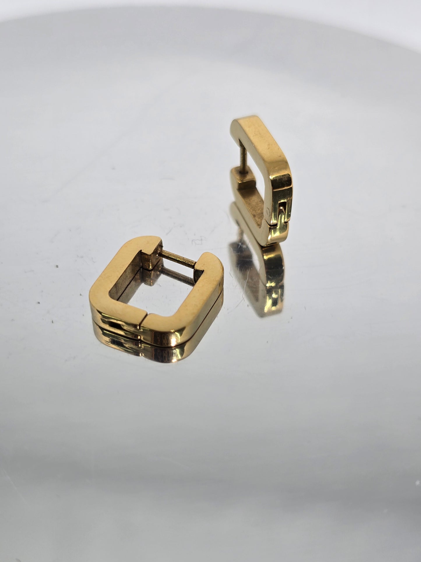 Gold square earrings - By Bianci