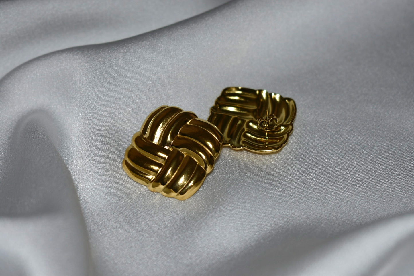 Square golden earrings- By Bianci