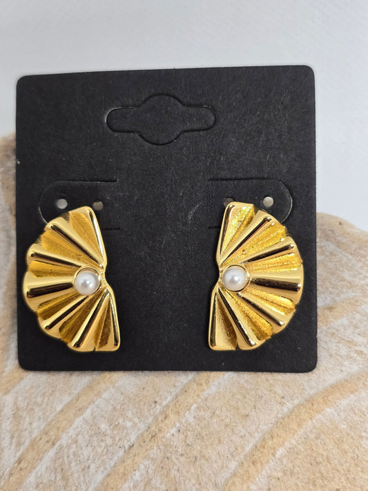 Half gold flower with pearl earrings - By Bianci